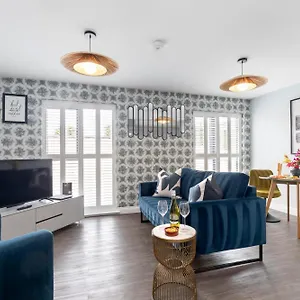 https://apt-elliot-oliver-charming-one-bedroom-with-parking.tophotelsbath.com
